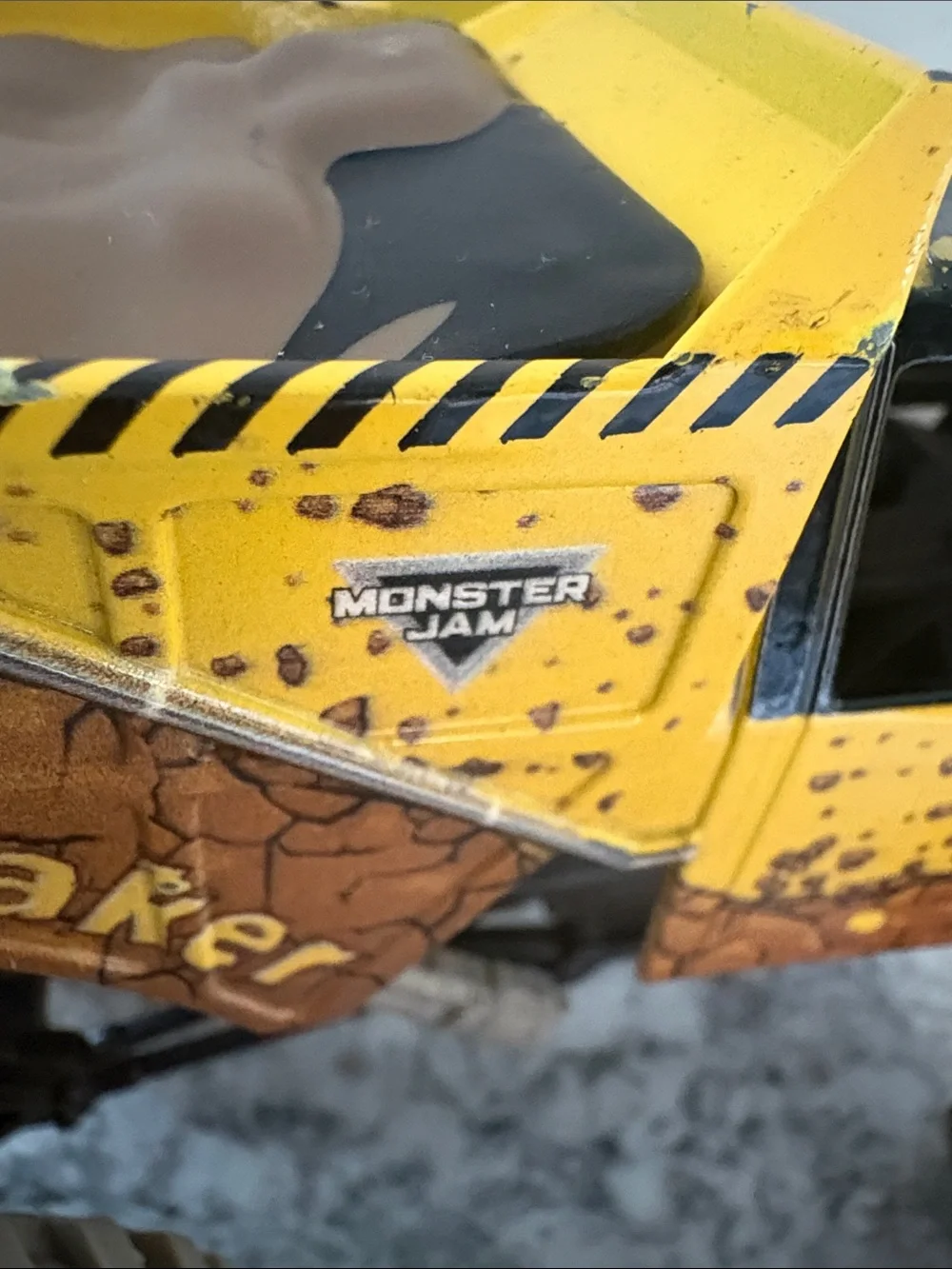 1:24 Earth Shaker Monster Jam Truck Toy